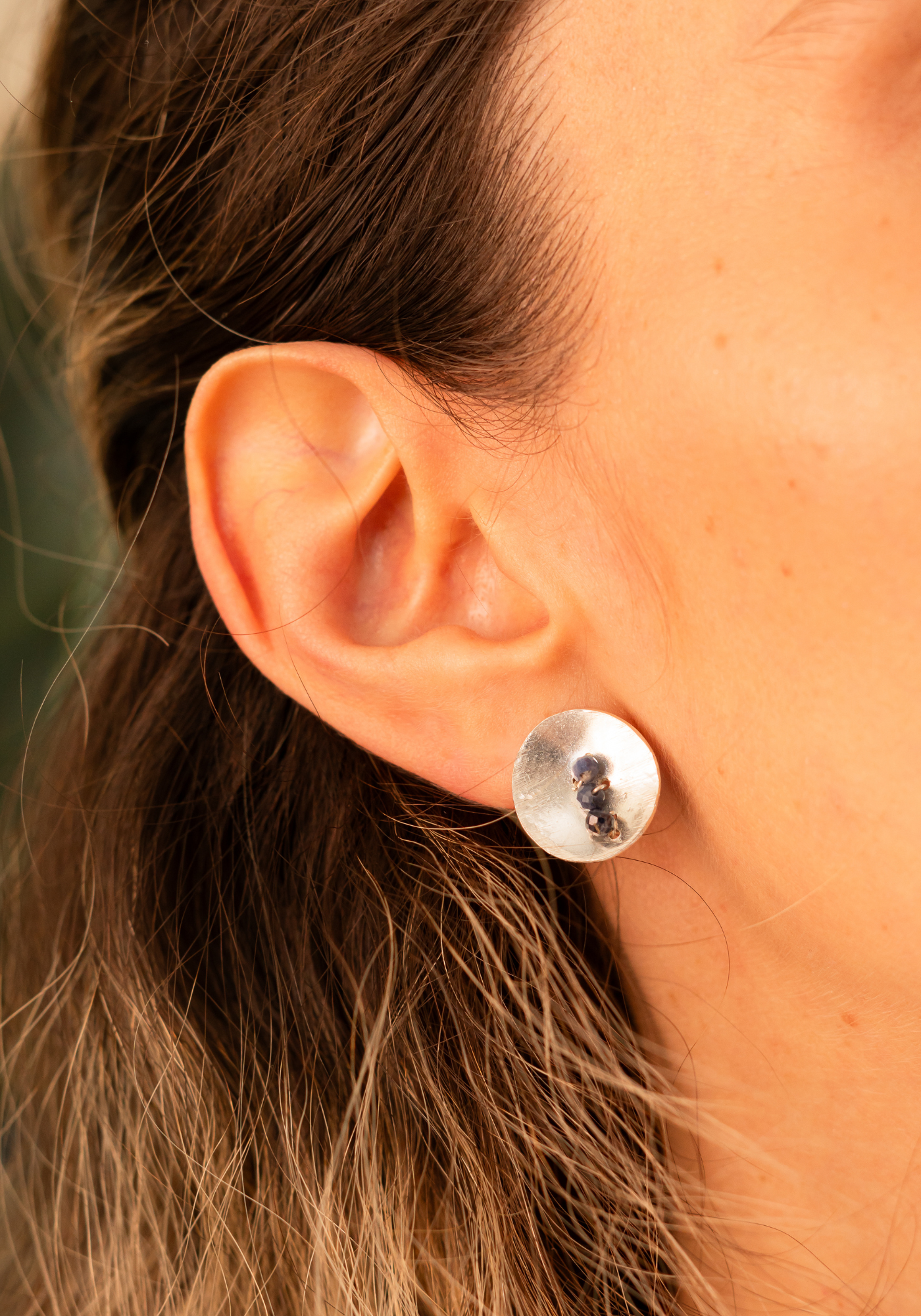 Aretes Crisol: Resonancia de Elegancia y Color