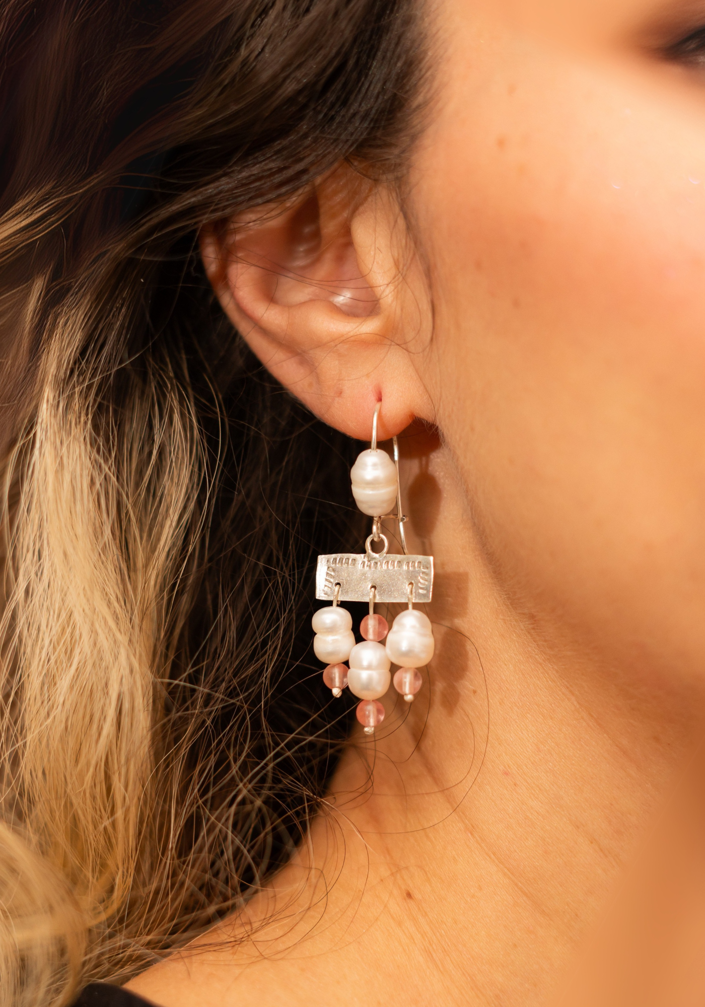 Aretes Lira: La Danza Texturizada de la Elegancia