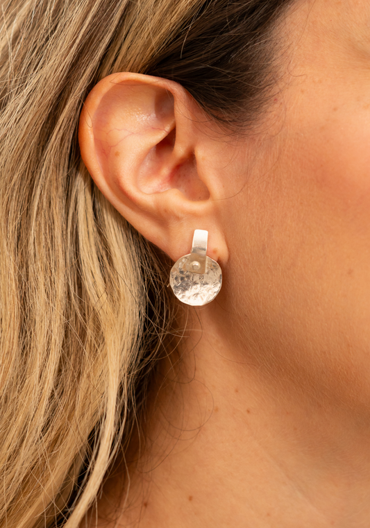 Aretes Luna: Sofisticación y Textura en Plata 950