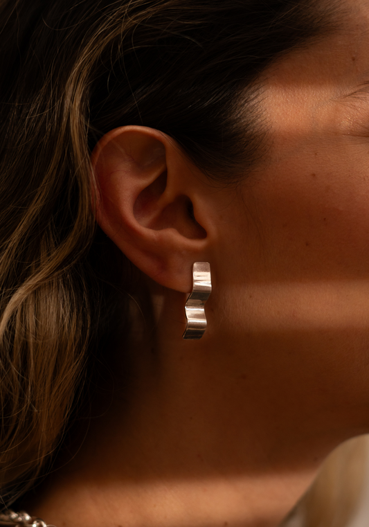 Aretes Marino: La Fluidez del Océano en Plata 950