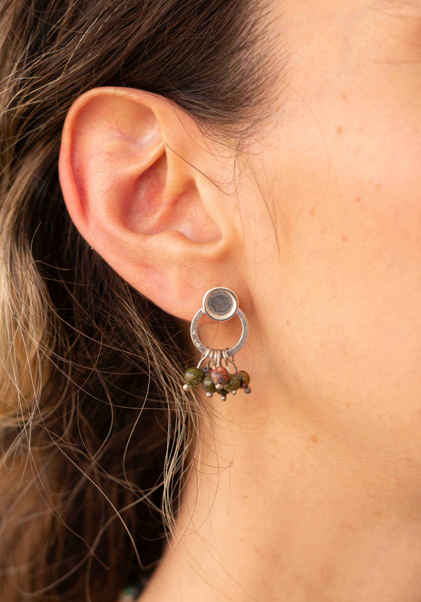 Aretes Zira: Elegancia Natural en Movimiento