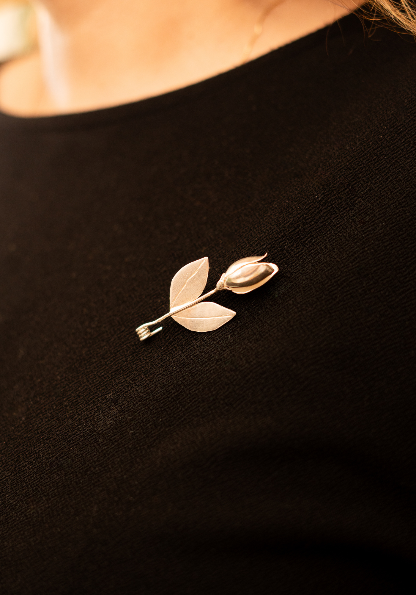 Broche Primavera: La Delicadeza de un Tulipán en Plata