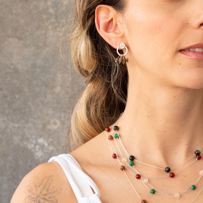 collar y aretes colgantes con piedras naturales