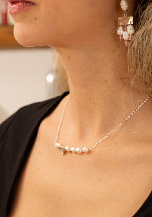 Collar Lira Love: Belleza y Significado Perlas y Plata 950