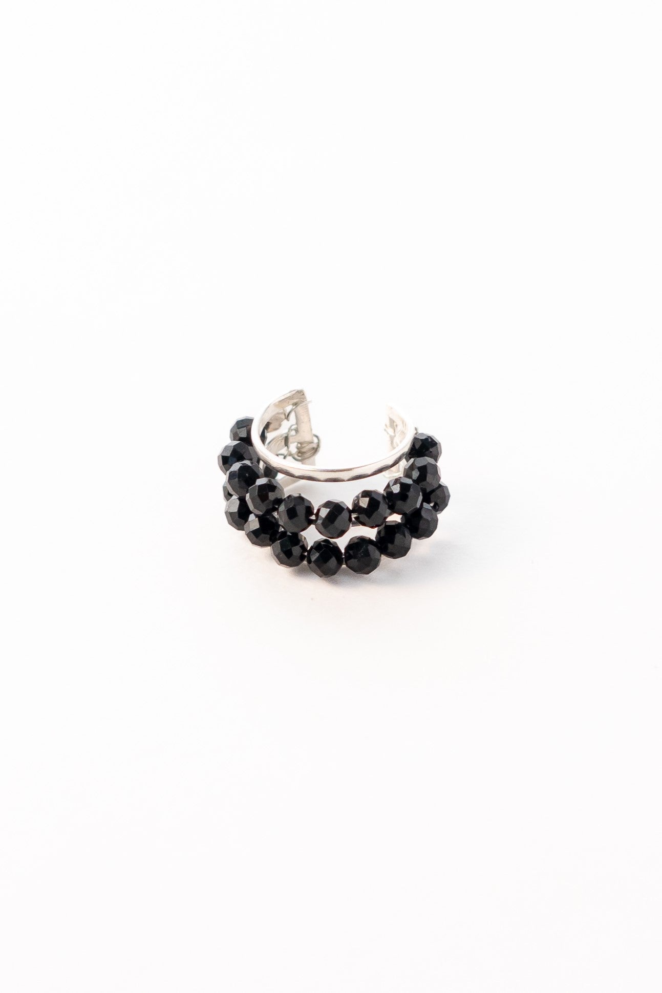 Earcuff Ondina: Elegancia Moderna en Plata y Obsidiana