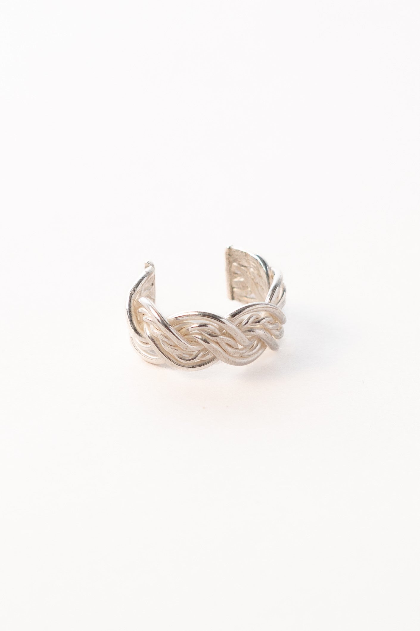 Earcuff Tamara: Artesanía Trenzada en Plata 950