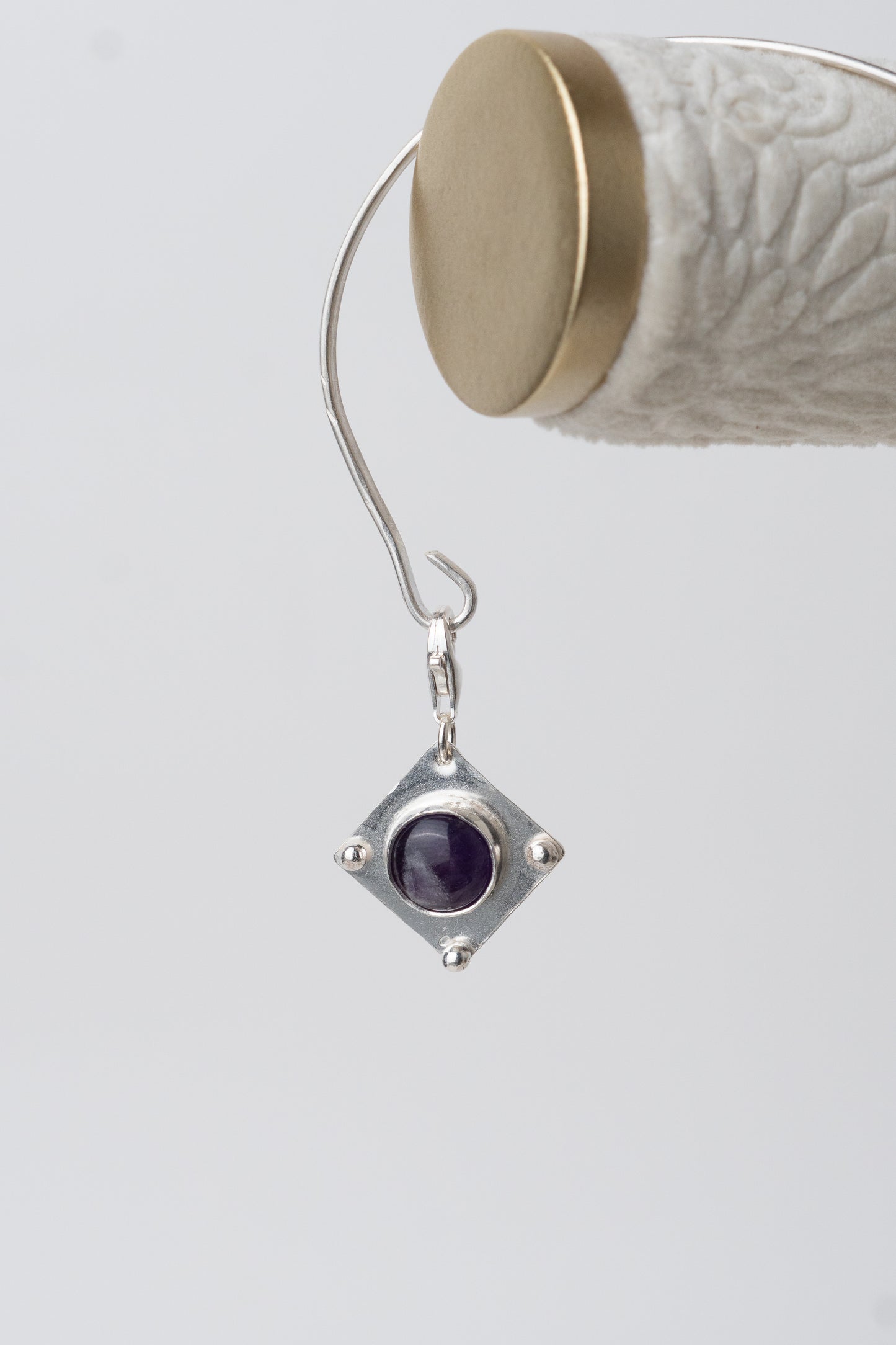 Dijes Aira: Geometría y Color en Plata 950