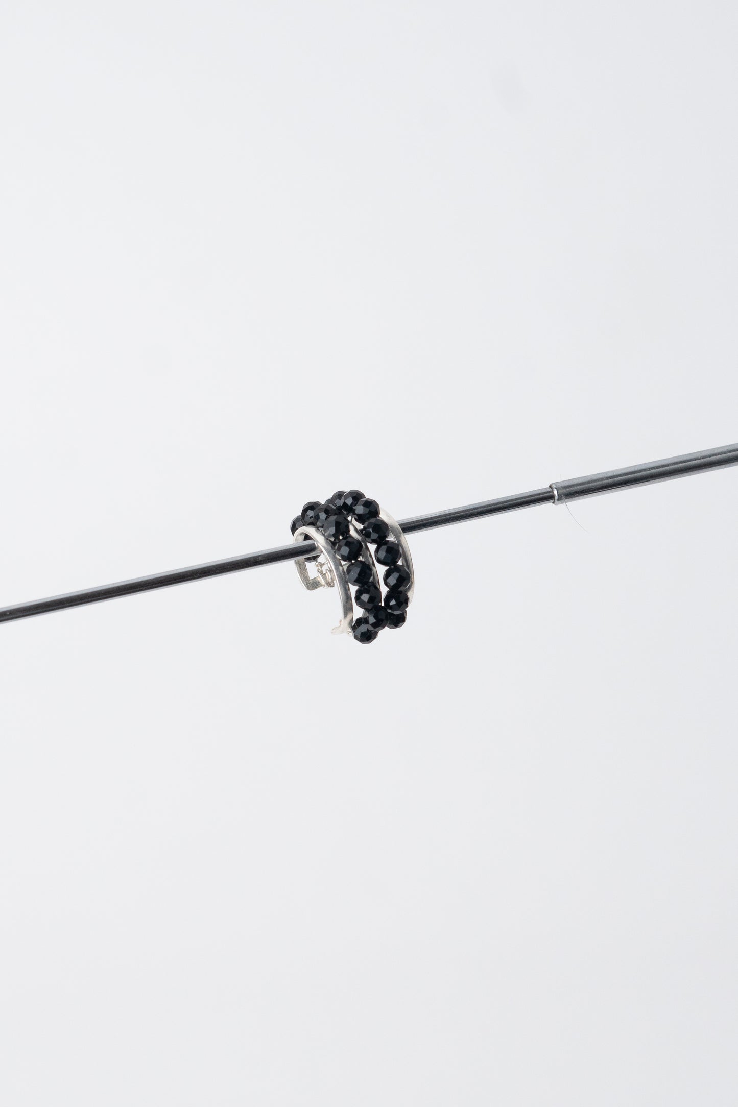 Earcuff Ondina: Elegancia Moderna en Plata y Obsidiana
