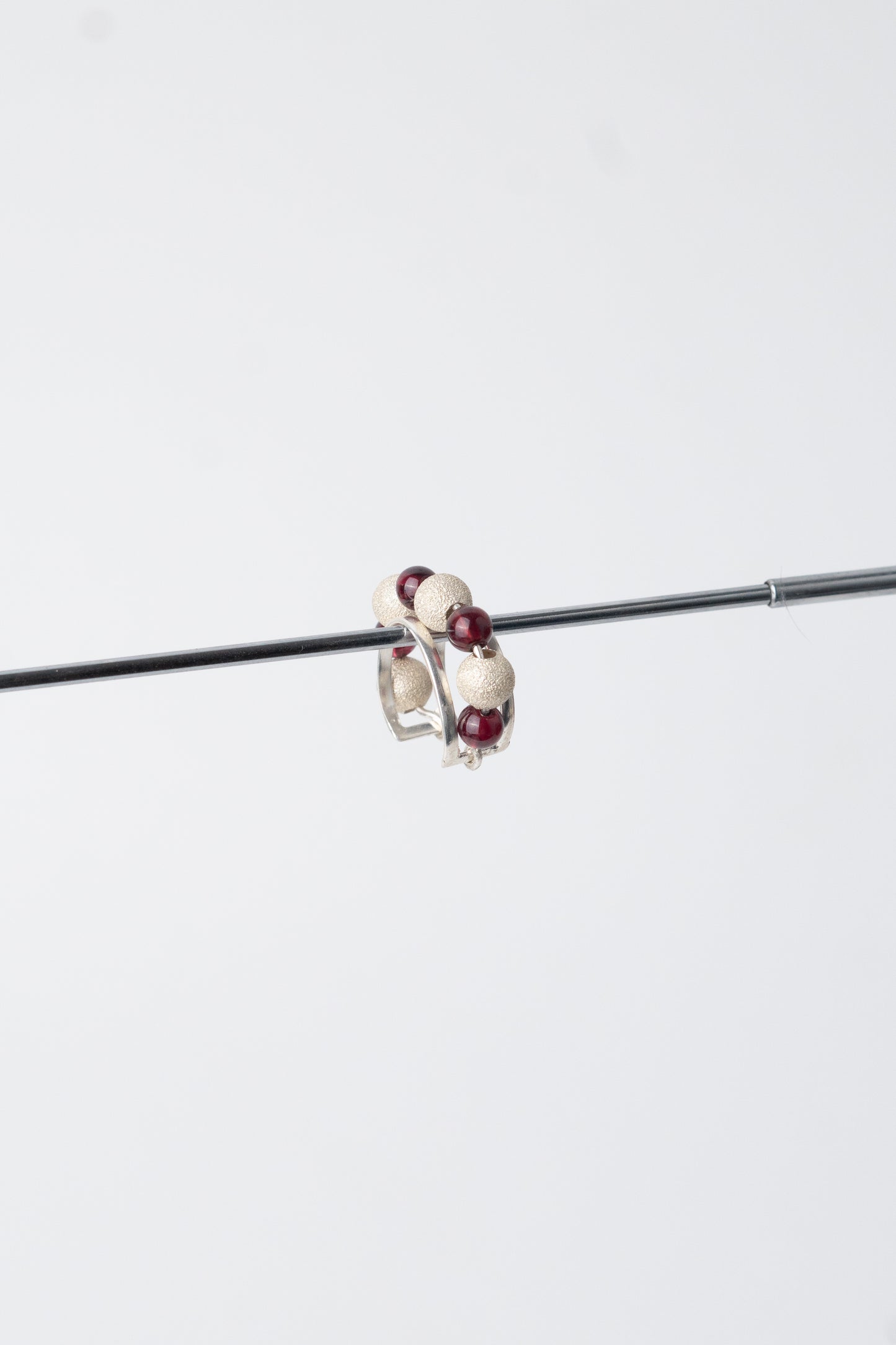 Earcuff Zira: Sofisticación y Modernidad en Plata y Granate