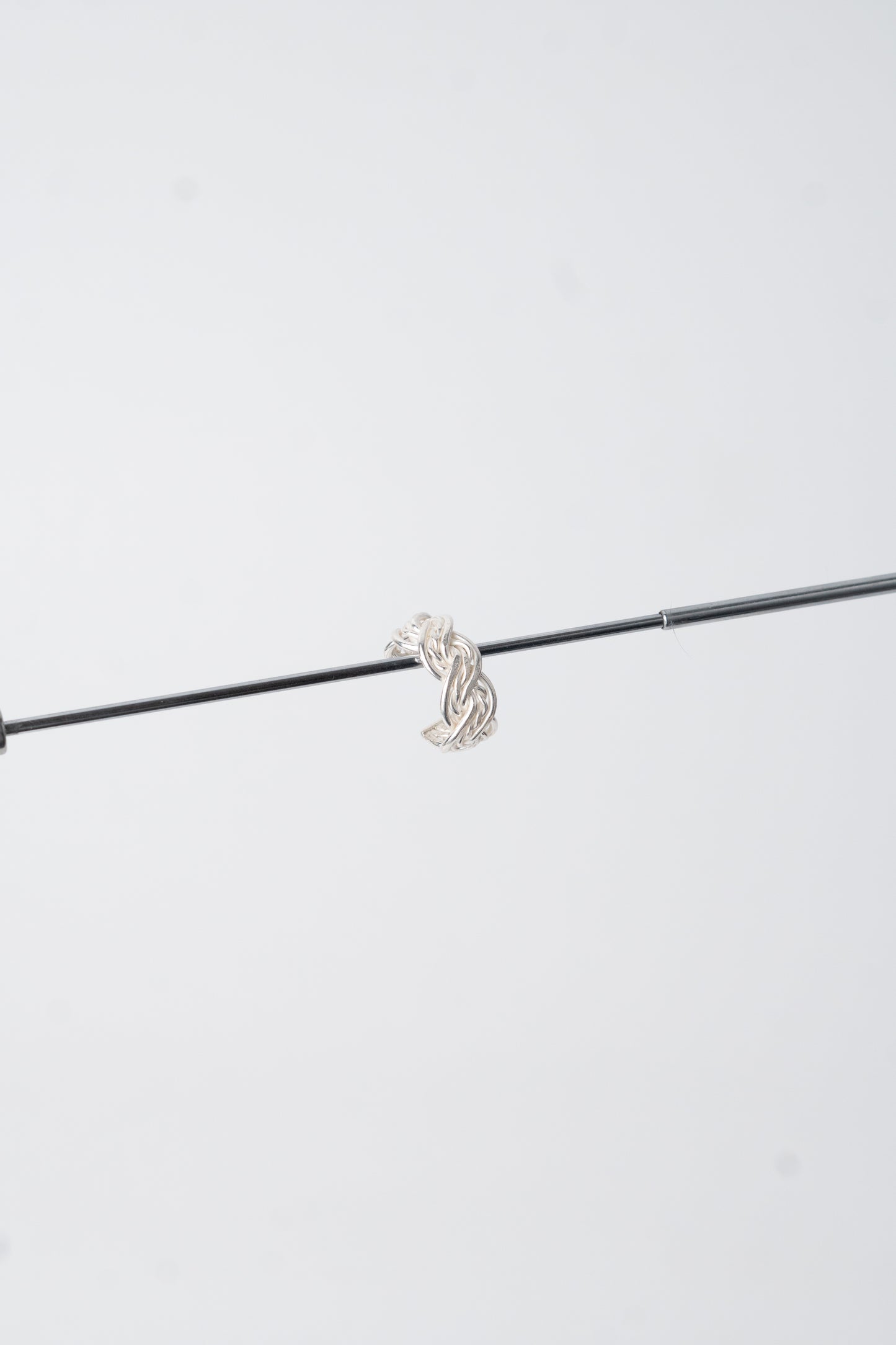 Earcuff Tamara: Artesanía Trenzada en Plata 950