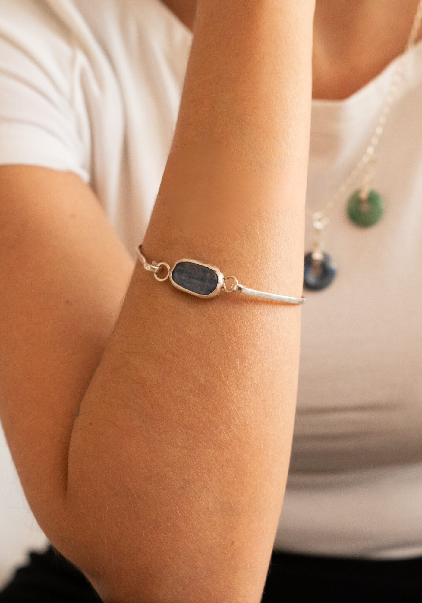Brazalete Iride: Celebración de Luz y Color