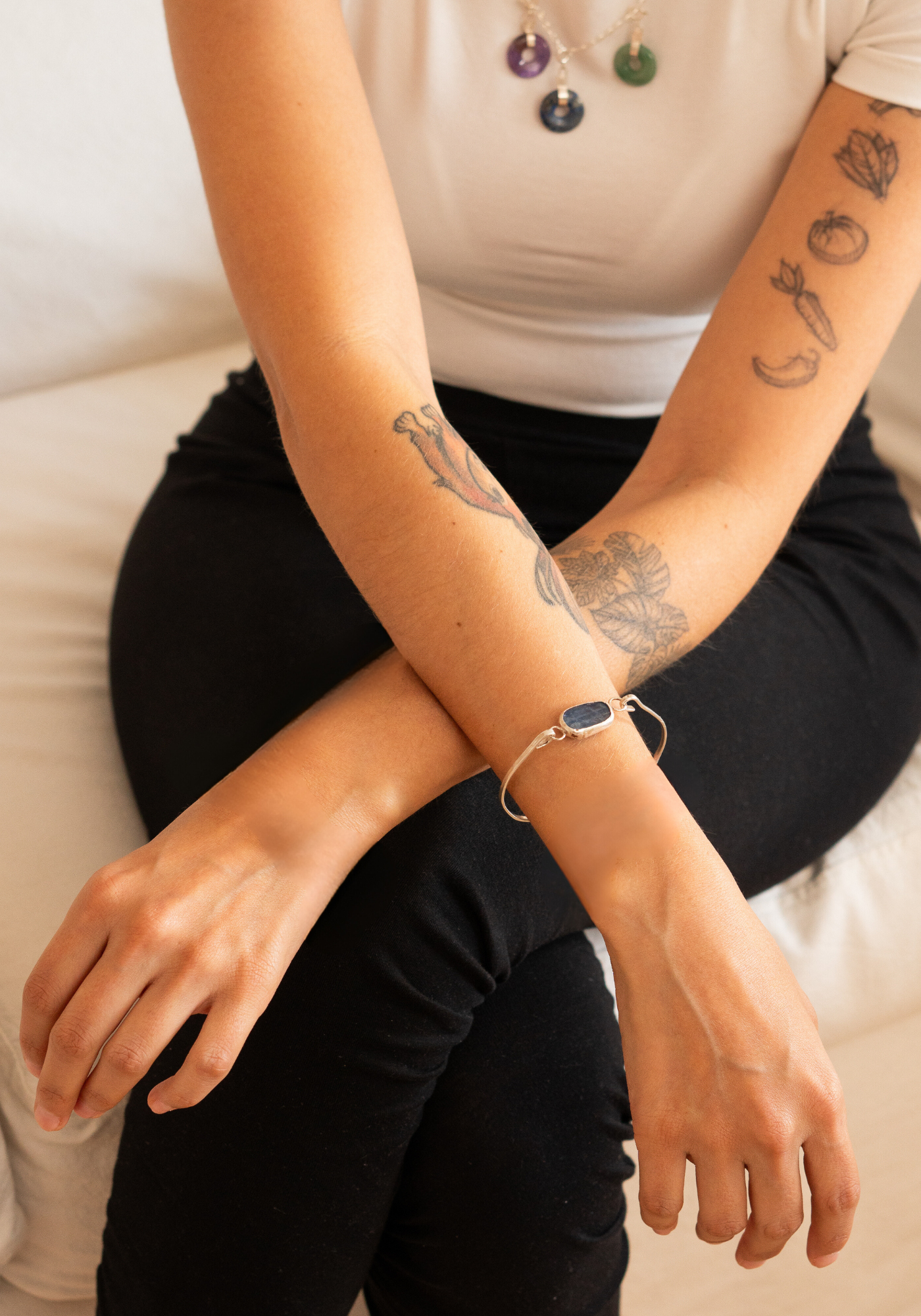 Brazalete Iride: Celebración de Luz y Color