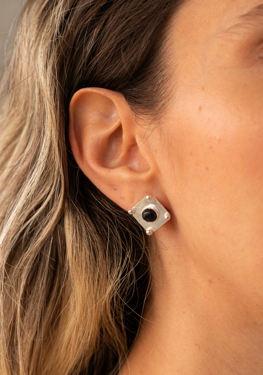 Aretes Aira: Elegancia Geométrica con Toque Natural