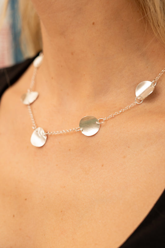 Collar Luna: Elegancia Minimalista en Plata 950